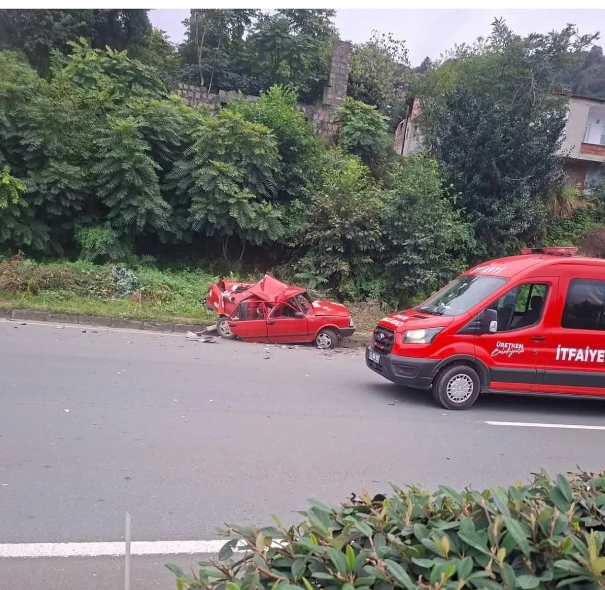 Rize Çayeli ilçesinde Karadeniz Sahil Yolu'nda tırın arızalanan otomobile çarpması sonucu kaza yerinde sağlık ve polis e