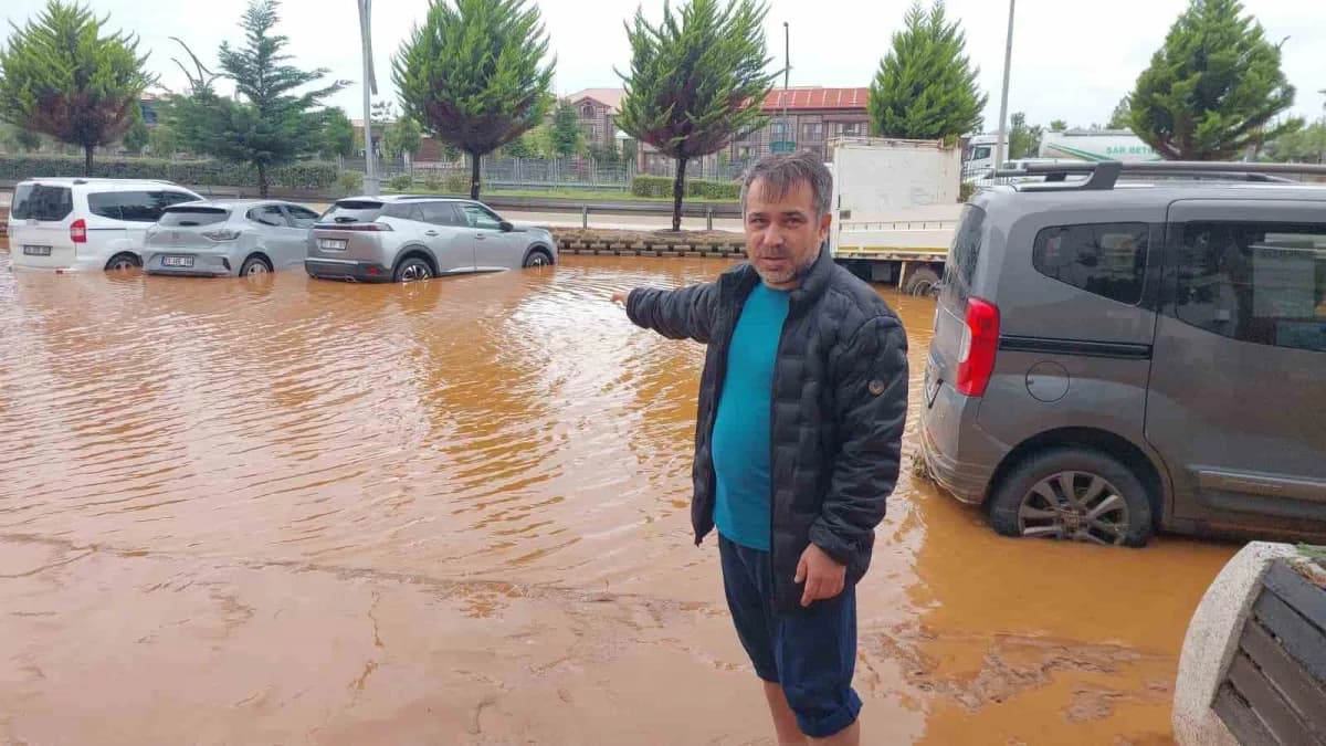 Rize İyidere ilçesinde sel sularının araçları ve iş yerlerini su altında bırakması sonrası temizlik çalışmaları