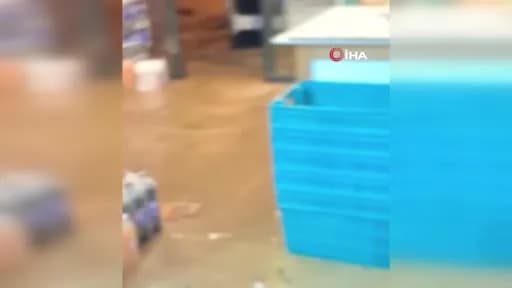 Rize sel sularına teslim oldu: İş yerlerini su bastı, sokaklar göle döndü