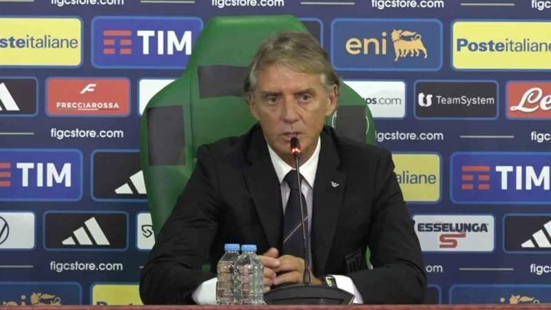 Roberto Mancini basın toplantısında konuşuyor, arka planda İtalya Milli Takımı logosu