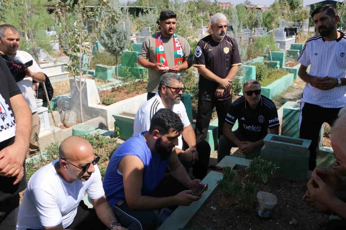 Beşiktaş taraftar grupları Diyarbakır’da Rojin Kabaiş’in mezarını ziyaret ederken