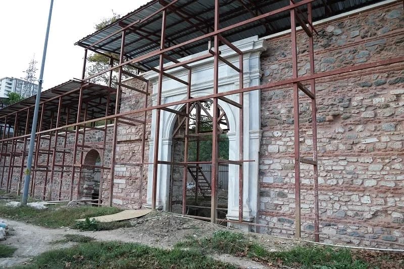 Sadabad Sarayı’nın tarihi bahçe duvarları ve anıtsal kapılarının restorasyon çalışmaları Kağıthane’de devam ediyor
