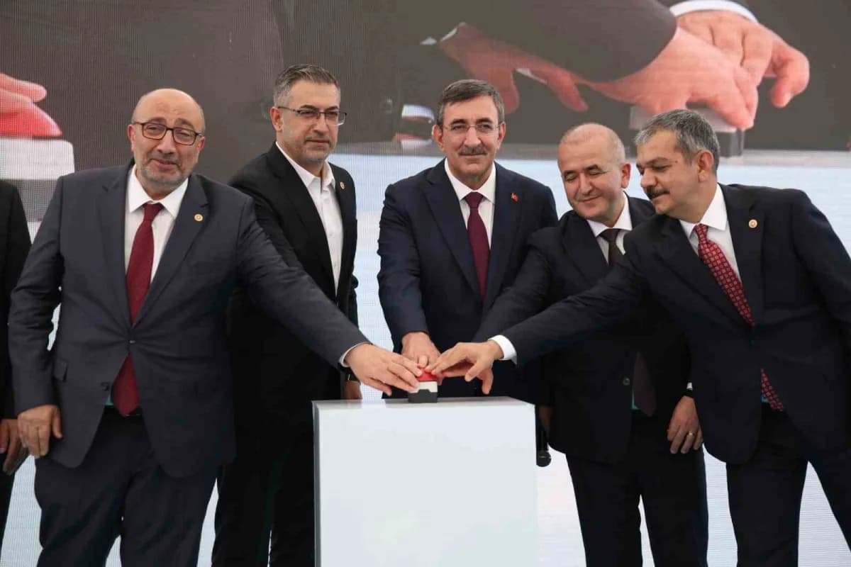 Cumhurbaşkanı Yardımcısı Cevdet Yılmaz, Fırat Üniversitesi Hastanesi temel atma töreninde konuşma yapıyor