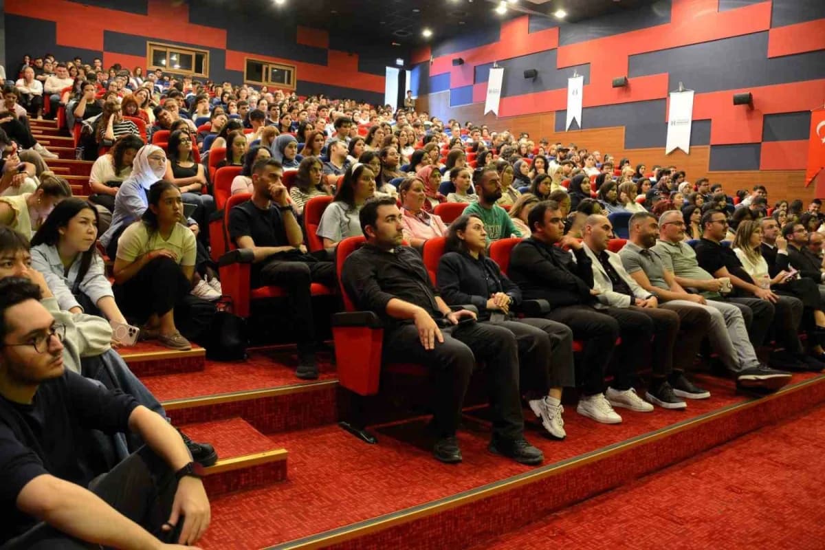 Sakarya Uygulamalı Bilimler Üniversitesi'nde 2026-2027 akademik yılı İlk Ders etkinliği sırasında öğrenciler ve konuşmac