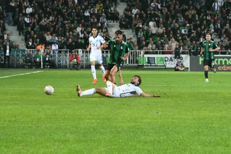 Sakaryaspor ile Kütahya Futbol Spor Kulübü arasında Sakarya Atatürk Stadı'nda oynanan TFF 2. Lig maçından bir görüntü