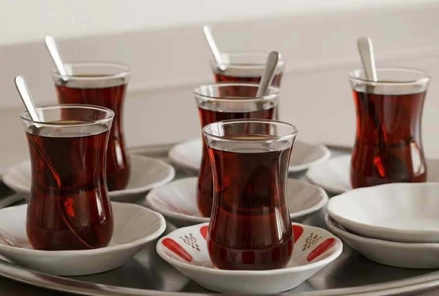 Samsun’da kahvehane önünde çay bardakları ve çay servisi