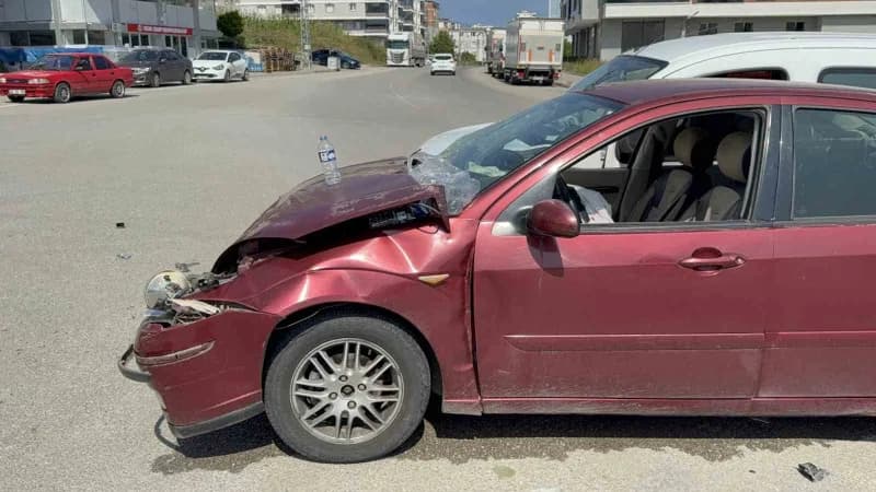 Samsun İlkadım'da otomobil ile hafif ticari aracın çarpıştığı trafik kazası sonrası olay yeri