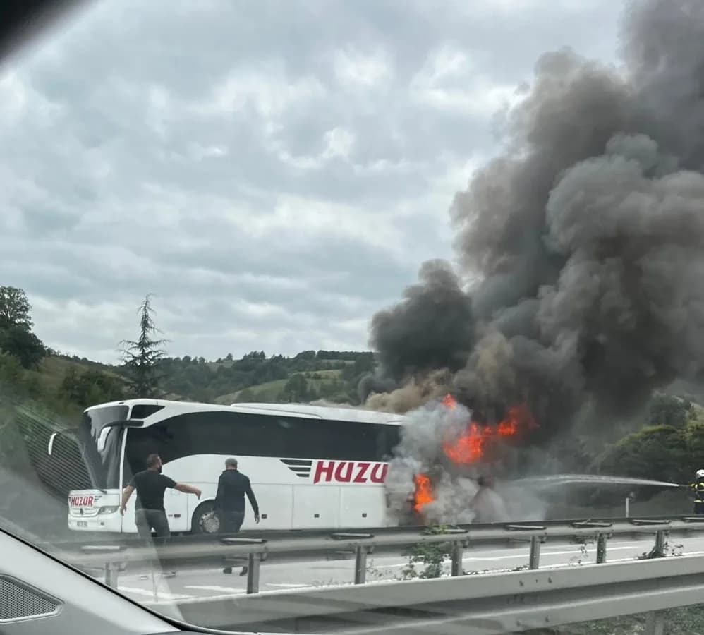 Samsun Kavak ilçesinde seyir halindeki yolcu otobüsünün motor kısmında çıkan yangın sonrası itfaiye ekiplerinin müdahale
