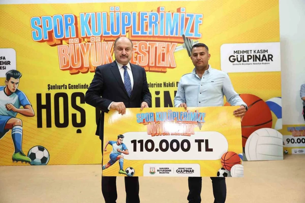 Şanlıurfa Büyükşehir Belediye Başkanı Mehmet Kasım Gülpınar amatör spor kulüplerine destek çeklerini takdim ederken