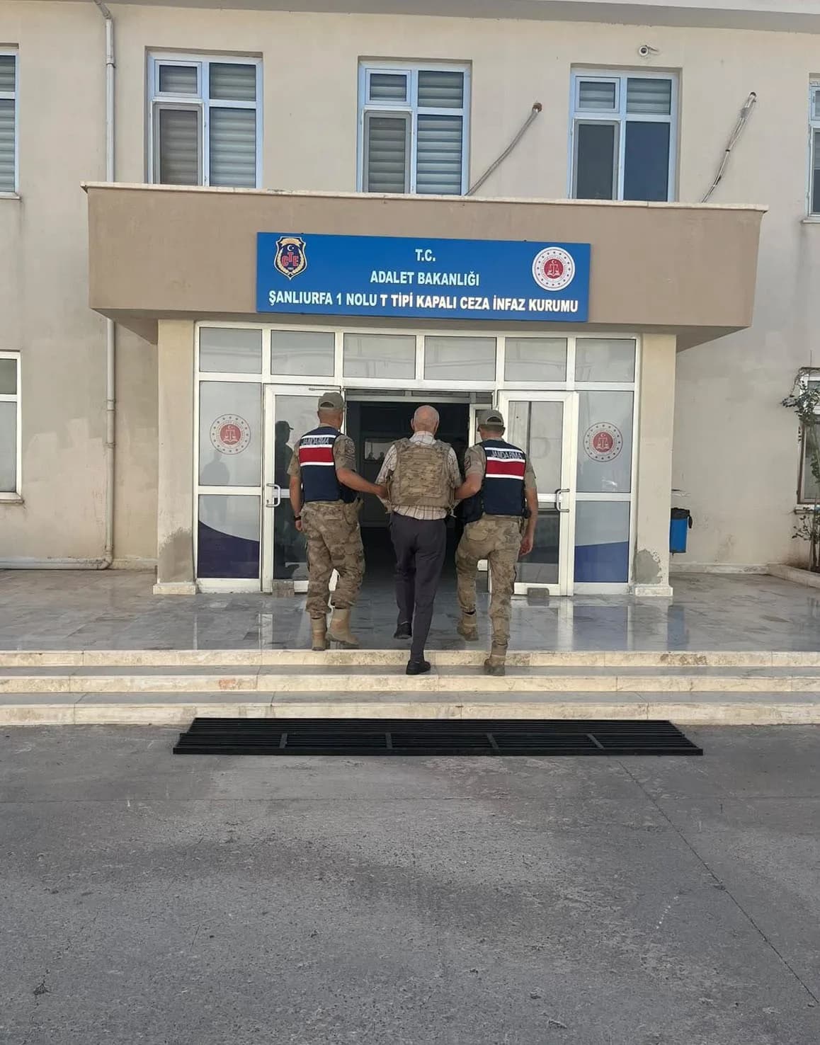 Şanlıurfa Birecik ilçesinde jandarma ekipleri operasyon düzenliyor