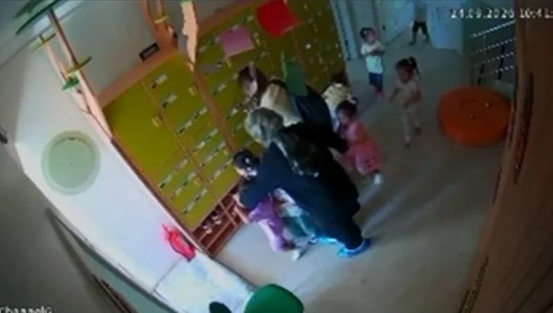 Şanlıurfa Karaköprü ilçesinde 5.4 büyüklüğündeki depremin güvenlik kamerası görüntülerinden bir kare