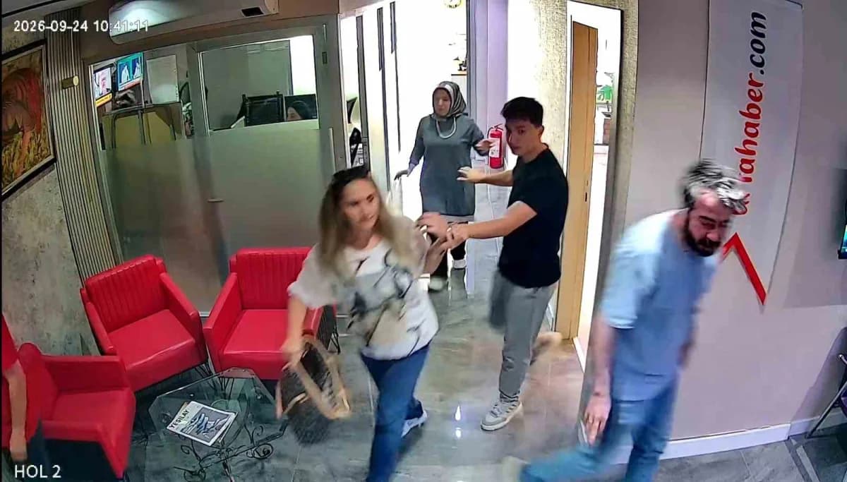 Şanlıurfa Karaköprü'de 5.4 büyüklüğündeki deprem anında panik yaşayan yerel televizyon çalışanları