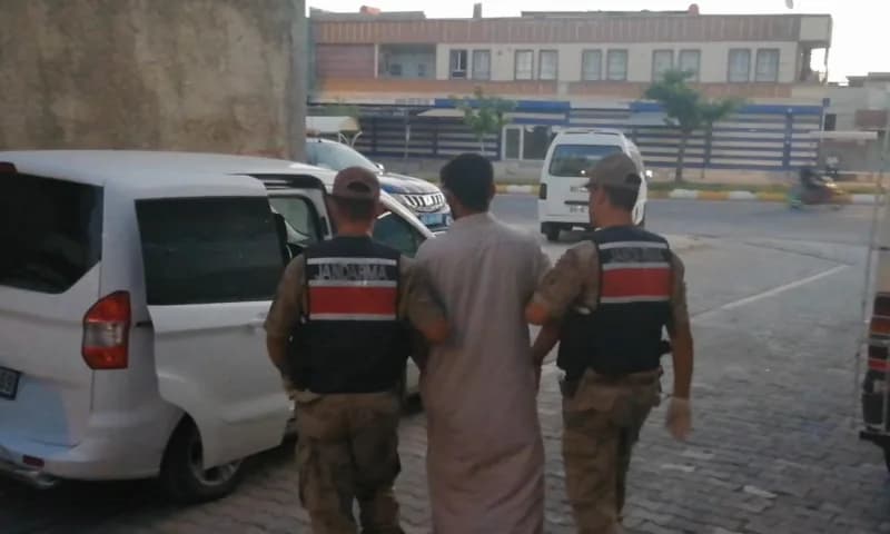 Şanlıurfa Karaköprü ilçesinde jandarma ekipleri tarafından yakalanan hükümlü S.S.