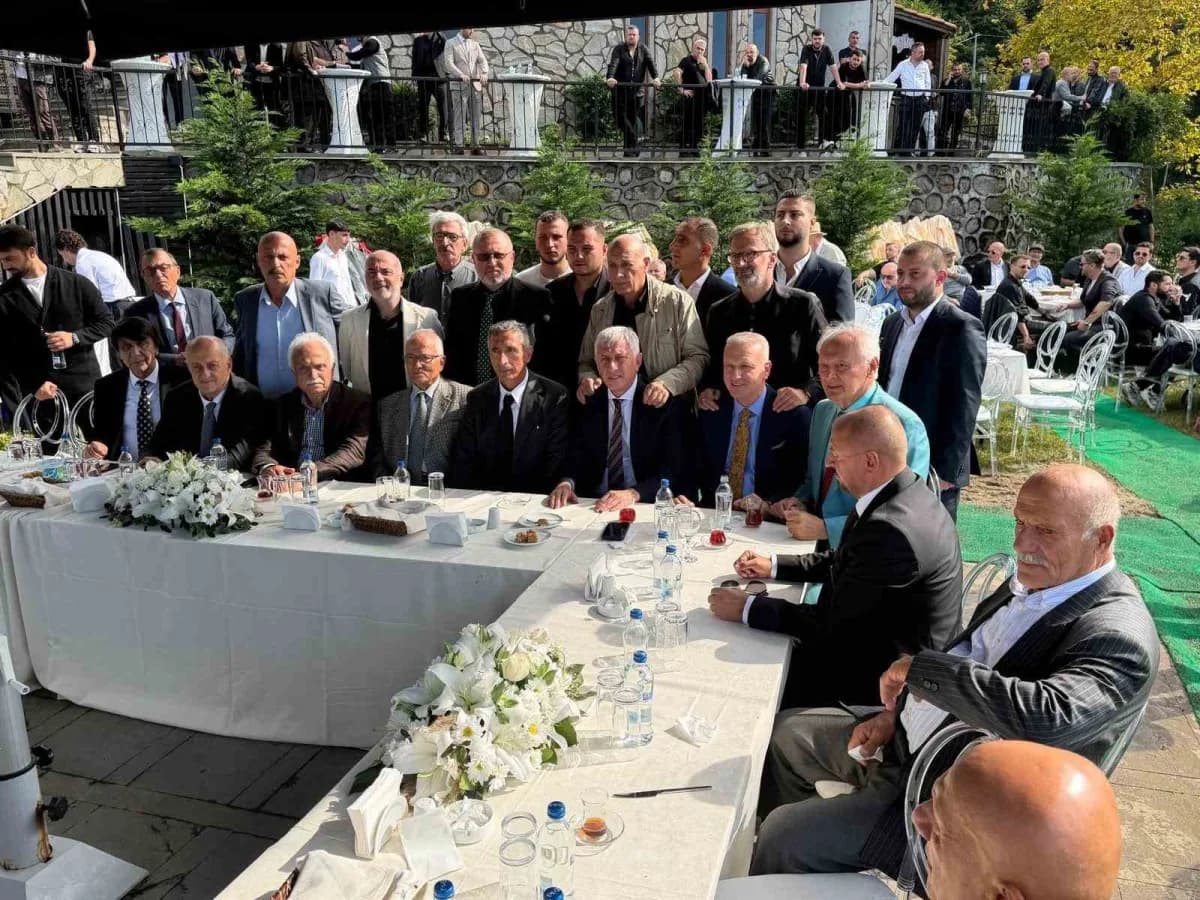 Trabzon Sürmene'de tarihi Baştımar Ailesi Müzesi bahçesinde Saral ailesinin yemekli buluşması