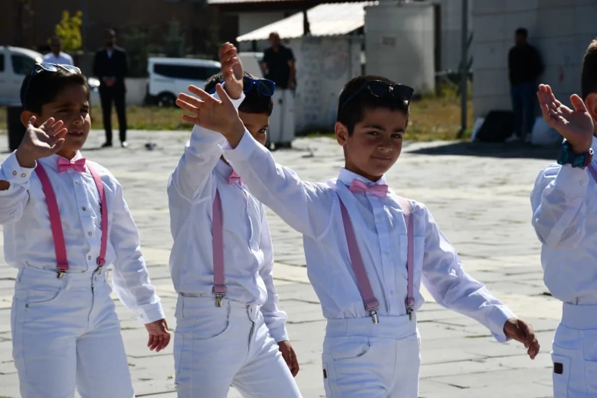 Sarıkamış’ta İlköğretim Haftası kutlamasında öğrenciler Kafkas dansı gösterisi sergiliyor