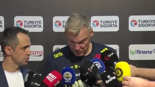Sarunas Jasikevicius maç sonrası basın açıklaması yaparken