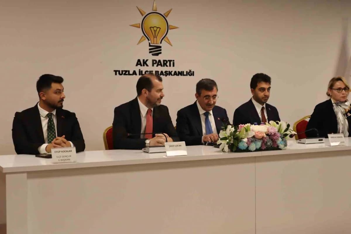 Cumhurbaşkanı Yardımcısı Cevdet Yılmaz AK Parti Tuzla İlçe Teşkilatı buluşmasında konuşma yaparken