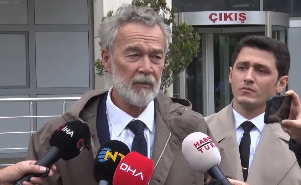 Sedat Savtak Silivri Adliyesi önünde basın açıklaması yaparken