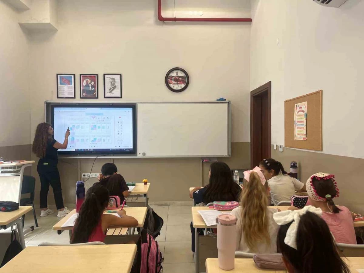 Şehzadeler Belediyesi Gençlik Evi’nde destek kurslarına katılan öğrenciler eğitim alıyor