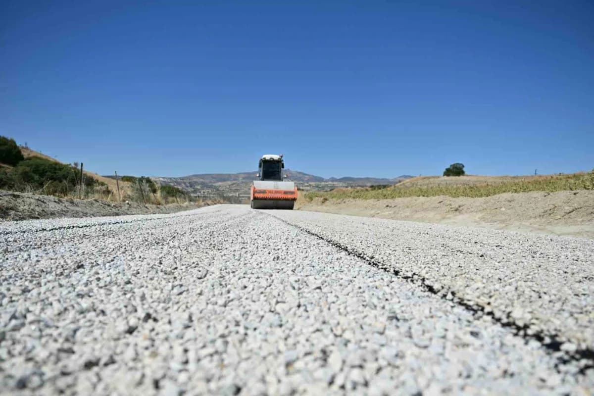 Manisa Selendi Halılar Mahallesi yolunda 26 yıl sonra başlayan asfalt çalışması ekipleri ve araçları