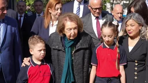 Kocaeli Gölcük’te açılan Vehbi Koç Vakfı Semahat Arsel İlkokulu’nun dış görünümü ve açılış töreninden görüntü