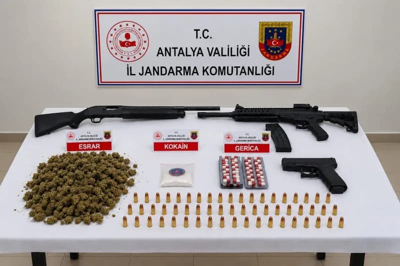 Antalya Serik'te jandarma ekiplerinin uyuşturucu operasyonunda ele geçirilen maddeler ve ekipler