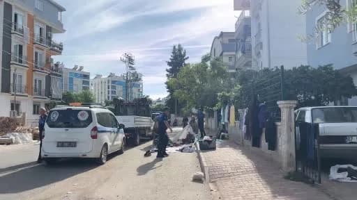 Kepez Belediyesi zabıta ekipleri pazar yerinde izinsiz seyyar satıcılara müdahale ediyor