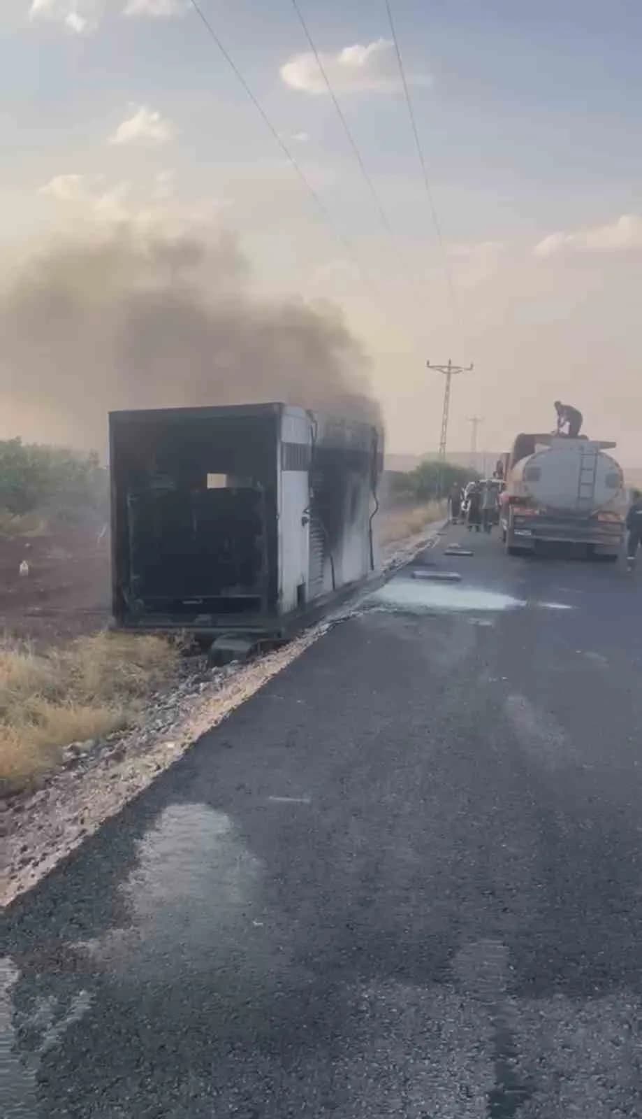 Siirt Kurtalan Toytepe köyünde TPAO’ya ait jeneratör taşıyan tırın yan yatması sonrası jeneratörün alev aldığı an