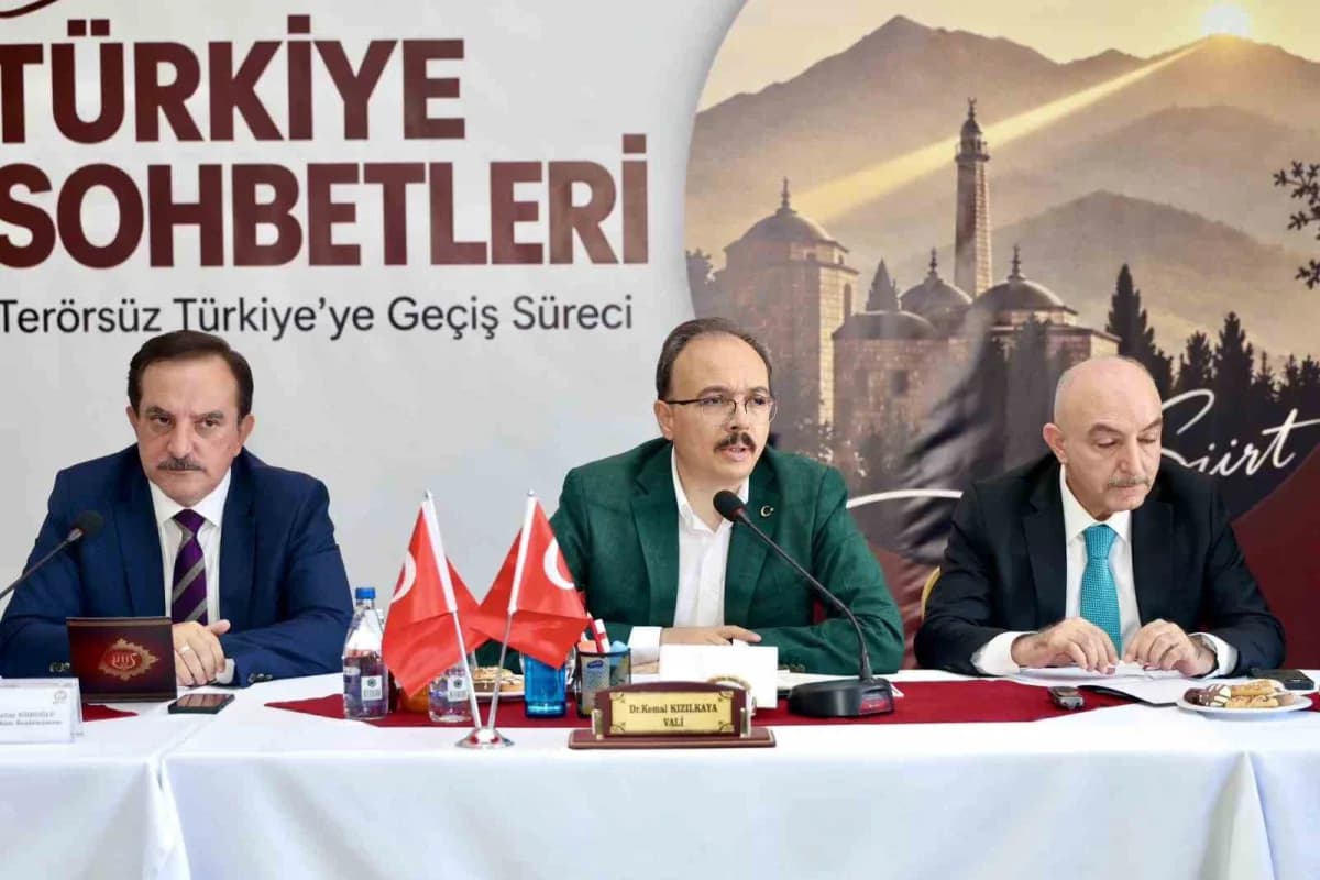 Siirt’te düzenlenen Türkiye Sohbetleri panelinde katılımcılar toplumsal huzur ve kardeşlik üzerine görüş alışverişinde b