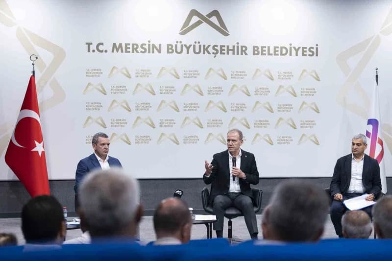 Mersin Büyükşehir Belediye Başkanı Vahap Seçer, Silifke ilçesinde muhtarlarla toplantıda konuşuyor