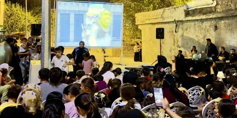 Silopi Cudi Mahallesi’nde açık hava sinemasında çocuklar ve aileler film izliyor