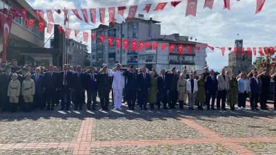 Sinop Atatürk Anıtı önünde 19 Eylül Gaziler Günü töreni sırasında çelenk sunumu ve katılımcılar