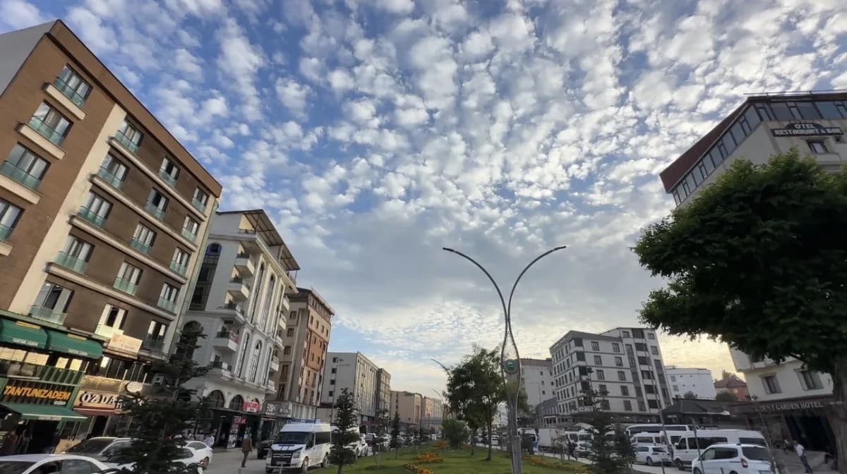 Hakkari Yüksekova semalarında nadir görülen Sirrokümülüs bulutlarının görsel şöleni