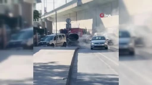Şişli Merkez Caddesi’nde seyir halindeyken motor kısmından alev alan otomobil ve müdahale eden itfaiye ekipleri