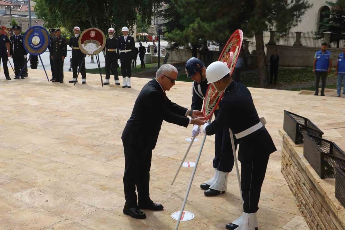 Sivas Atatürk Anıtı önünde 19 Eylül Gaziler Günü çelenk töreni düzenleniyor