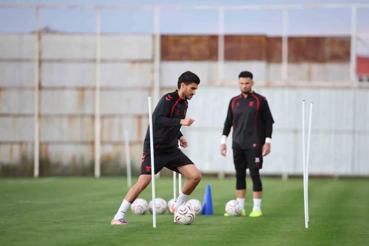 Sivasspor futbolcuları Sivas 4 Eylül Stadyumu’nda Pendikspor maçı hazırlıkları için antrenman yapıyor