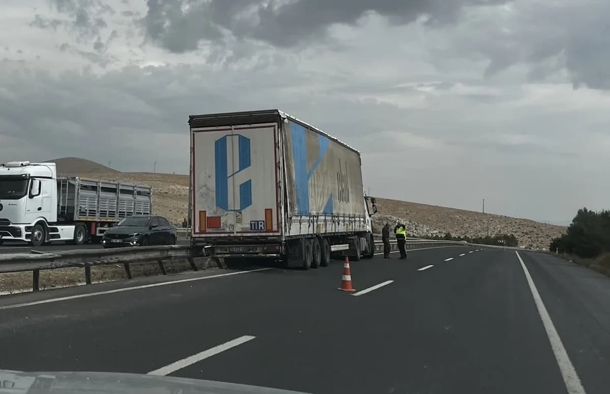 Eskişehir Sivrihisar ilçesinde bariyerlere çarpan tırın kazadan sonraki hali