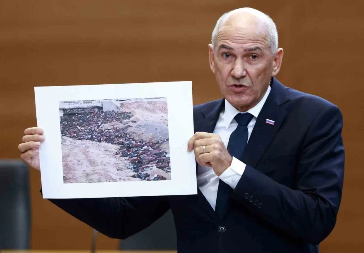 Slovenya Başbakanı Janez Jansa parlamentoda Gazze fotoğrafını gösterirken