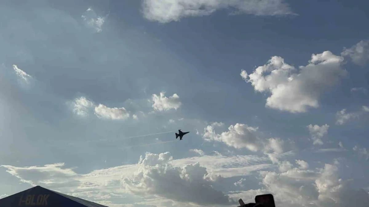 Şanlıurfa semalarında TEKNOFEST Güneydoğu kapsamında SOLOTÜRK F-16 gösteri uçağı uçuş yapıyor