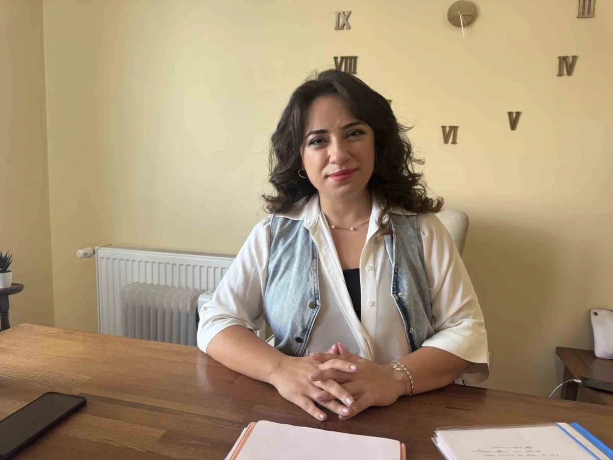 Sonbahar mevsiminde gün ışığından faydalanan ve doğada yürüyüş yapan kişi