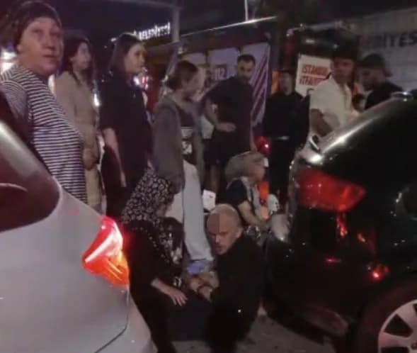 Sultangazi’de 3 aracın karıştığı zincirleme trafik kazasında olay yerinde sağlık ekipleri ve polisler