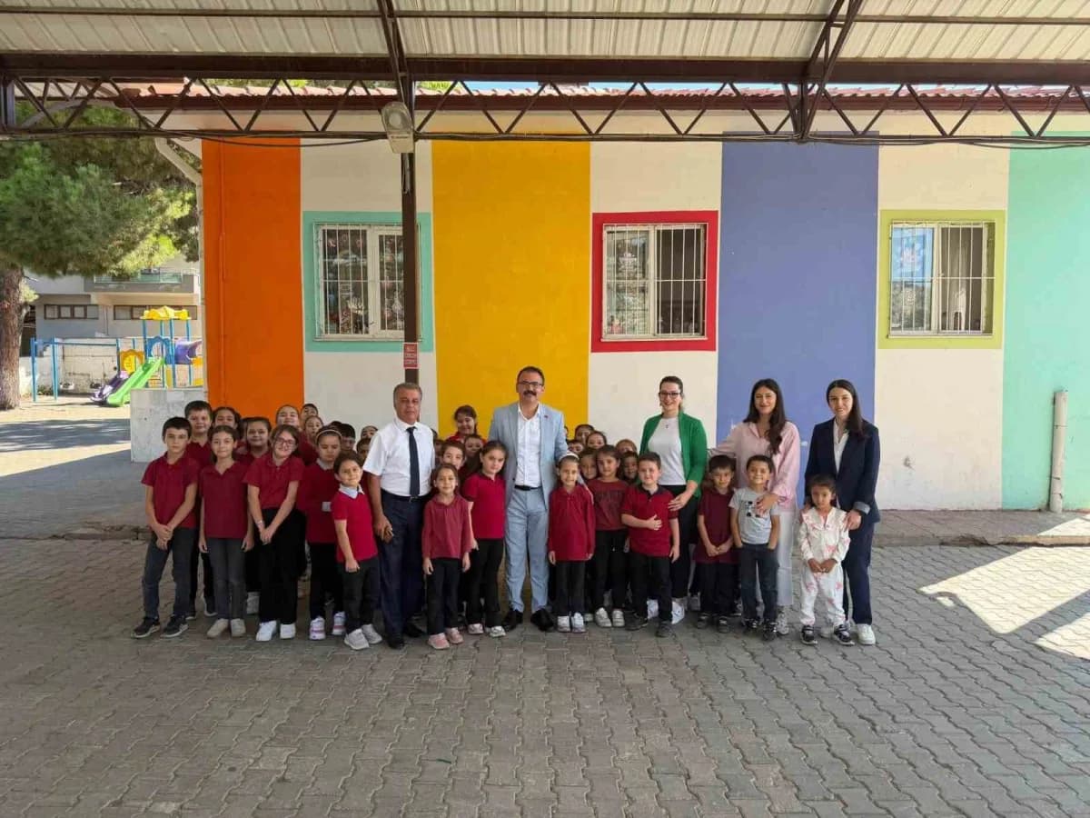 Sultanhisar Kaymakamı Ali Ekber Ateş, İncealan İlkokulu'nda öğrencilerle ve öğretmenlerle bir arada