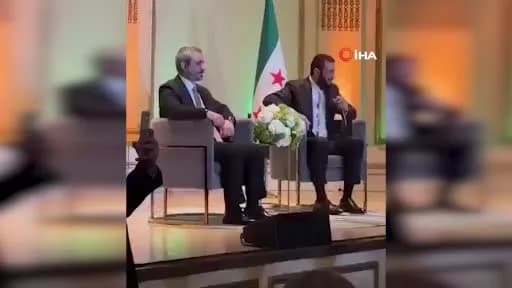 Suriye Devlet Başkanı Ahmed eş-Şara, New York’ta Suriye toplumuyla buluşmasında sandalyesini değiştirirken