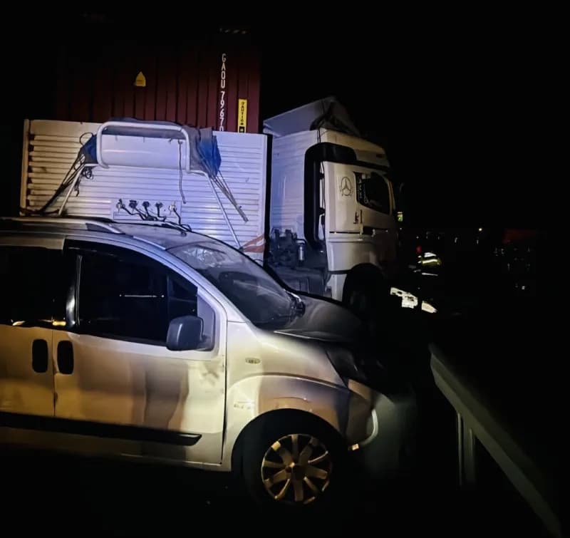 TAG Otoyolu Nurdağı kavşağında meydana gelen zincirleme trafik kazasında olay yeri ve sağlık ekipleri