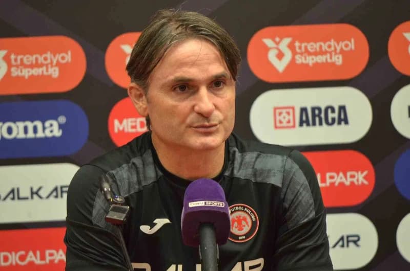 Çorum FK Teknik Sorumlusu Tamer Sivrikaya basın toplantısında açıklama yapıyor