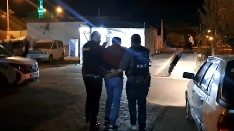 Bitlis Tatvan’da polis ekipleri tarafından durdurulan araçta ele geçirilen skunk maddesi