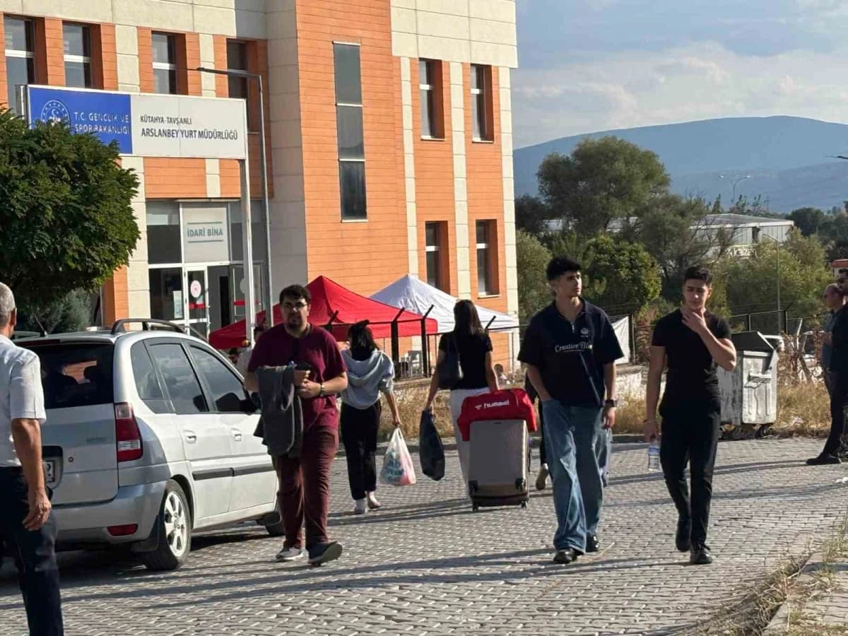 Tavşanlı’da üniversite öğrencileri kayıt işlemleri ve yerleşim sürecinde çay ikramı yapılan Kredi Yurtlar Kurumu