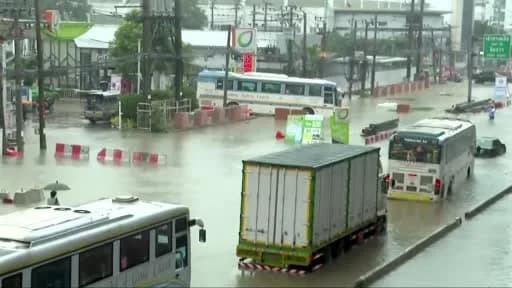Tayland’da şiddetli yağışlar sonrası sel sularıyla kaplanmış Bangkok sokakları