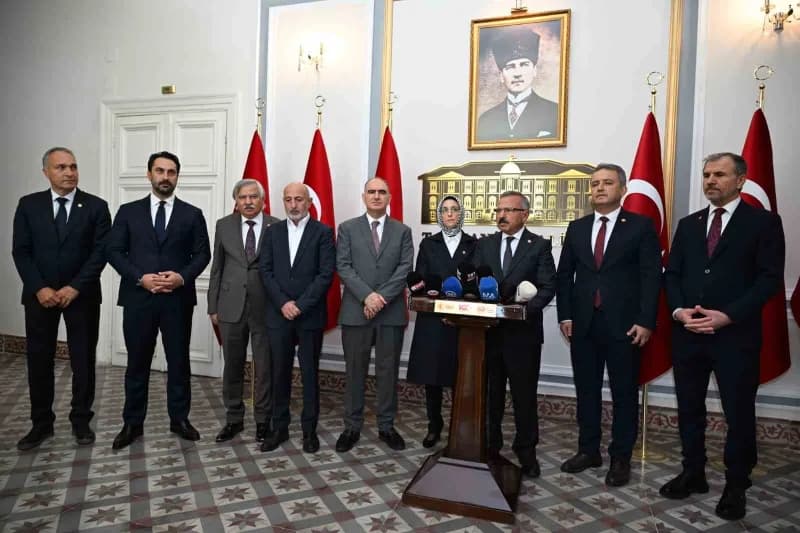 TBMM Okul Saldırılarının Nedenlerini Araştırma Komisyonu üyeleri Manisa Valiliği önünde inceleme için bir arada