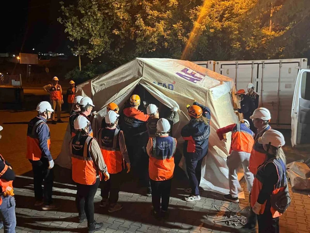 Tekirdağ’da AFAD gönüllülerine sahada uygulamalı afet eğitimi verilirken gönüllüler baret ve ekipmanlarla eğitimde yer a